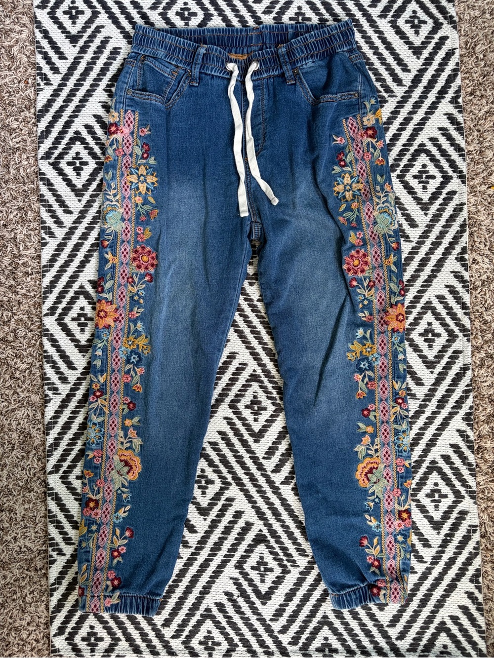 Driftwood Floral Embroidered Denim Joggers Jeans Women Sz S Free People EUC - Picture 6 of 13